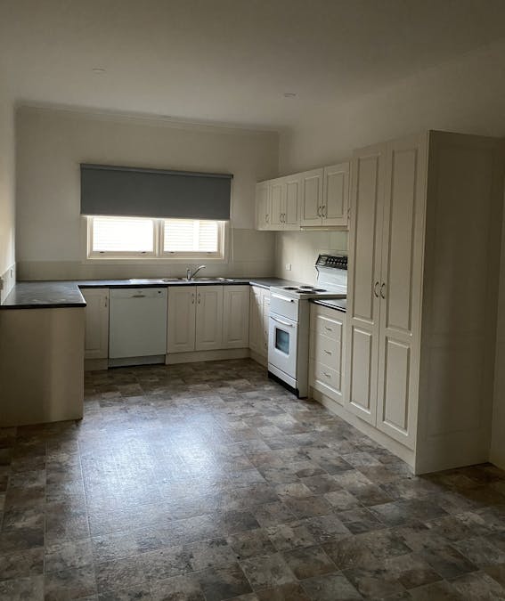 8 Shanahan Court, Hamilton, VIC, 3300 - Image 2