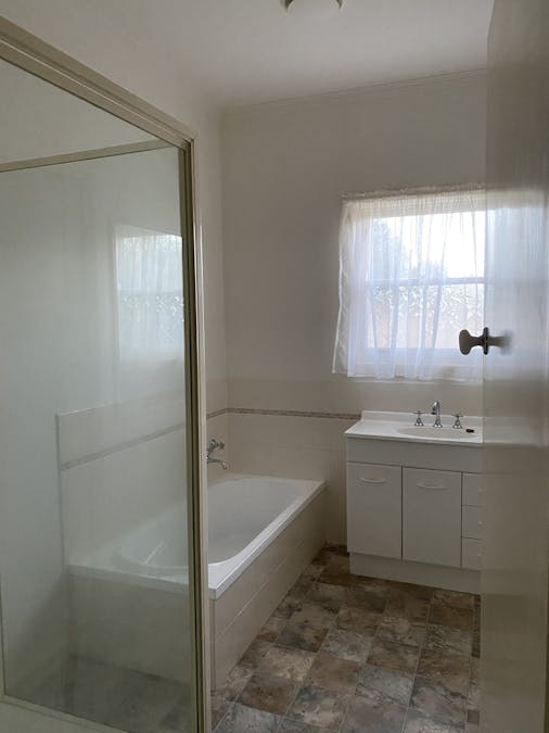 8 Shanahan Court, Hamilton, VIC, 3300 - Image 5