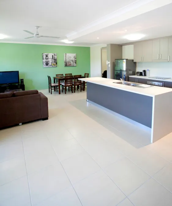 8/12 Crauford Street, West End, QLD, 4810 - Image 2