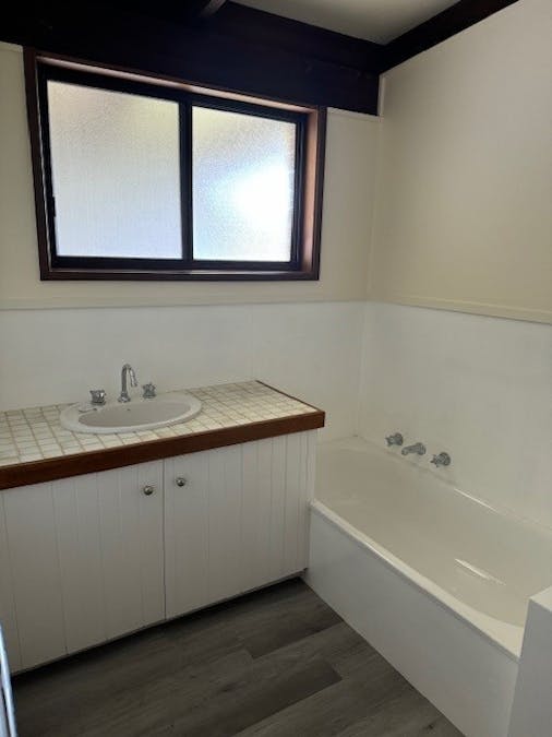 12 Roscoe Avenue, Hamilton, VIC, 3300 - Image 5