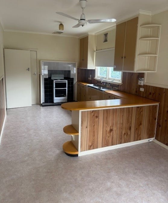 8 STRACHAN Street, Hamilton, VIC, 3300 - Image 3