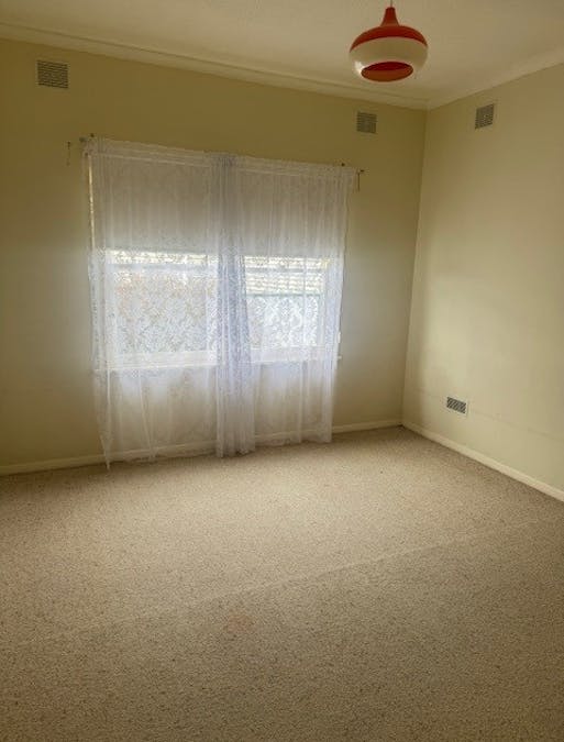 8 STRACHAN Street, Hamilton, VIC, 3300 - Image 4
