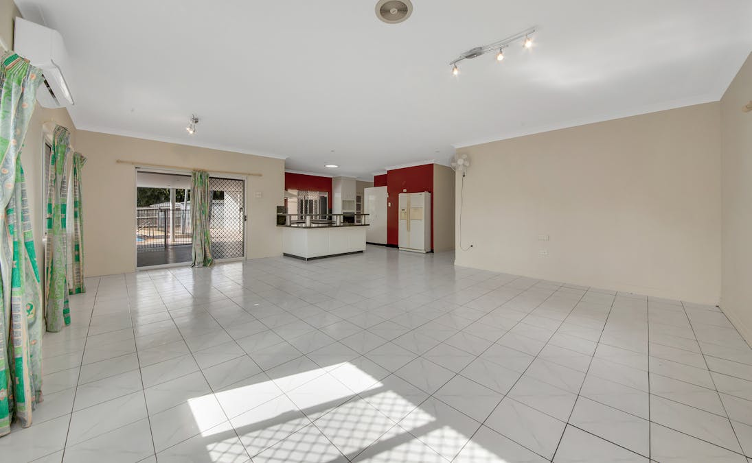 9 Dorset Close, New Auckland, QLD, 4680 - Image 3