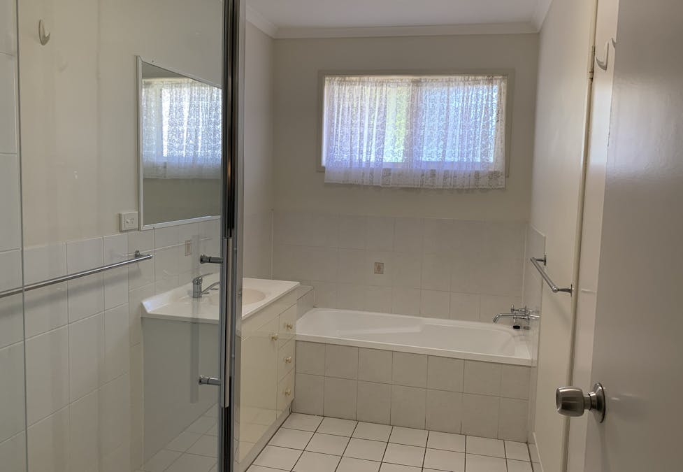 4 Weatherly Court, Clinton, QLD, 4680 - Image 6