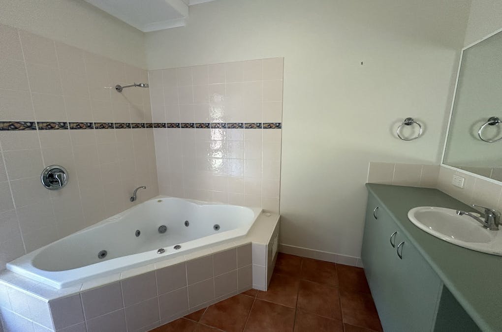 8 Selwyn Close, Telina, QLD, 4680 - Image 4