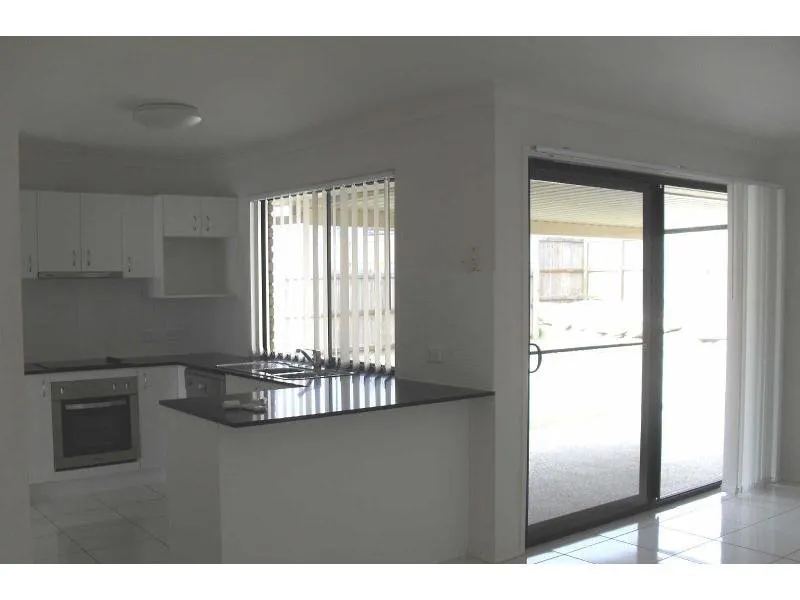 81 Westminster Crescent — photo 2 of 5