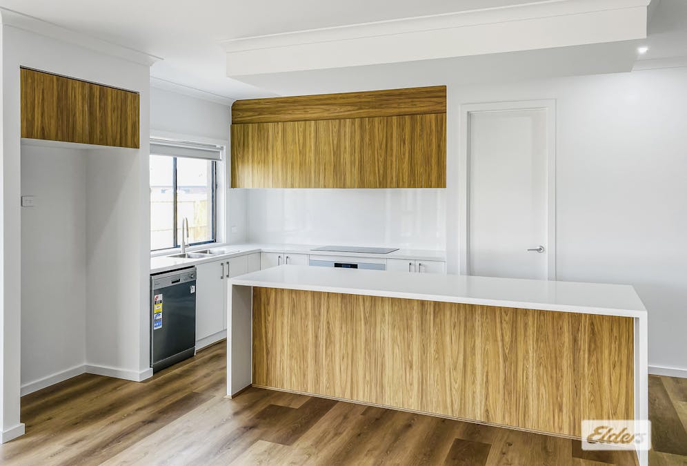 2 Thornbury Close, Ararat, VIC, 3377 - Image 2