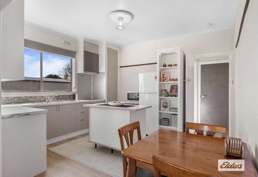 4 Steven Crescent, Ararat, VIC, 3377 - Image 2