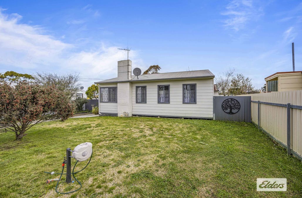 7 Steven Crescent, Ararat, VIC, 3377 - Image 2