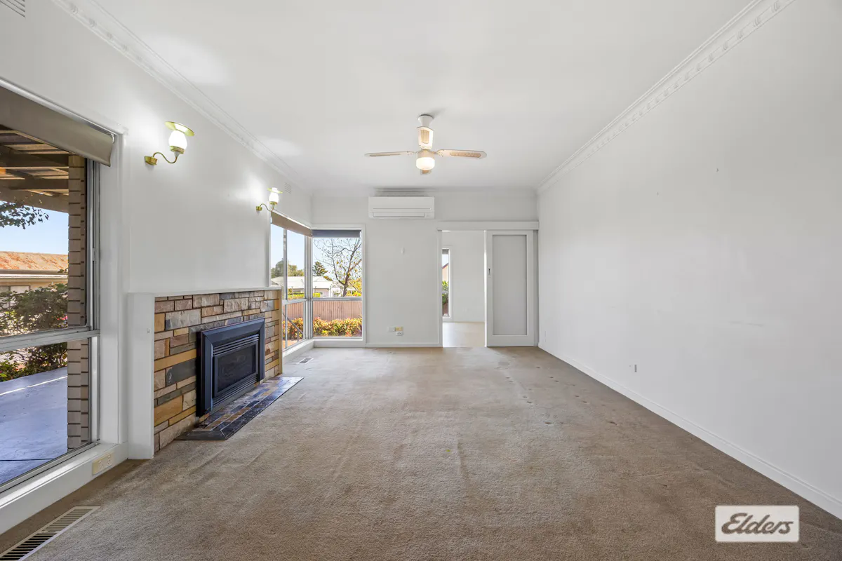 7 Allen Crescent — photo 3 of 22
