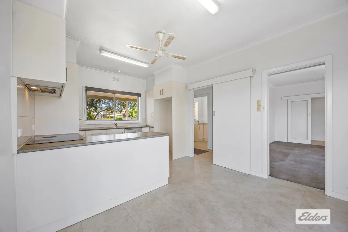 7 Allen Crescent — photo 5 of 22