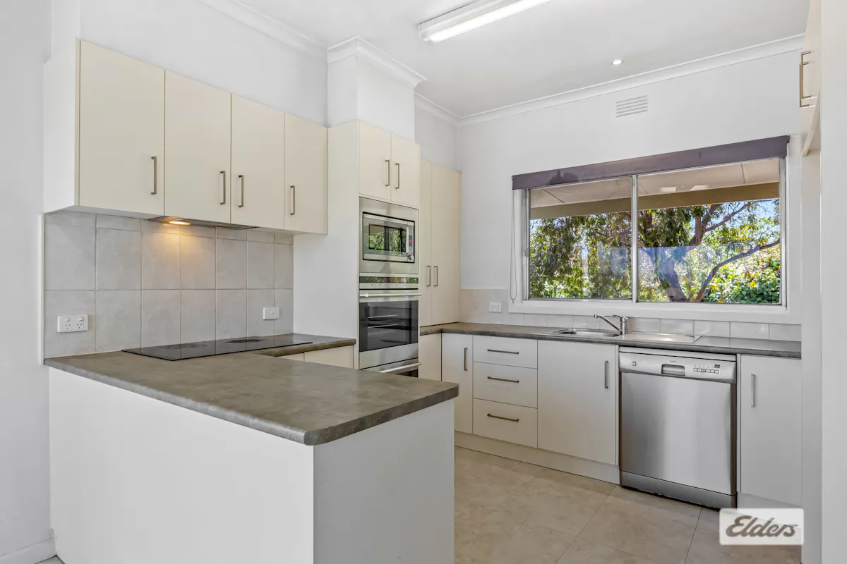 7 Allen Crescent — photo 6 of 22
