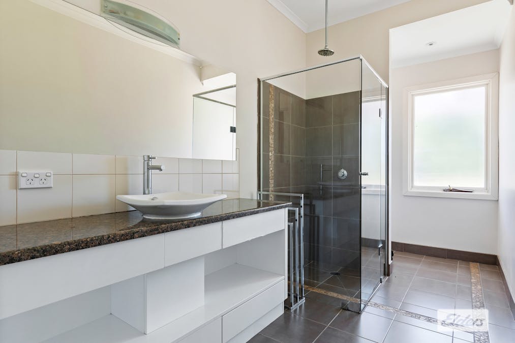 16 Port Fairy Road, Ararat, VIC, 3377 - Image 9