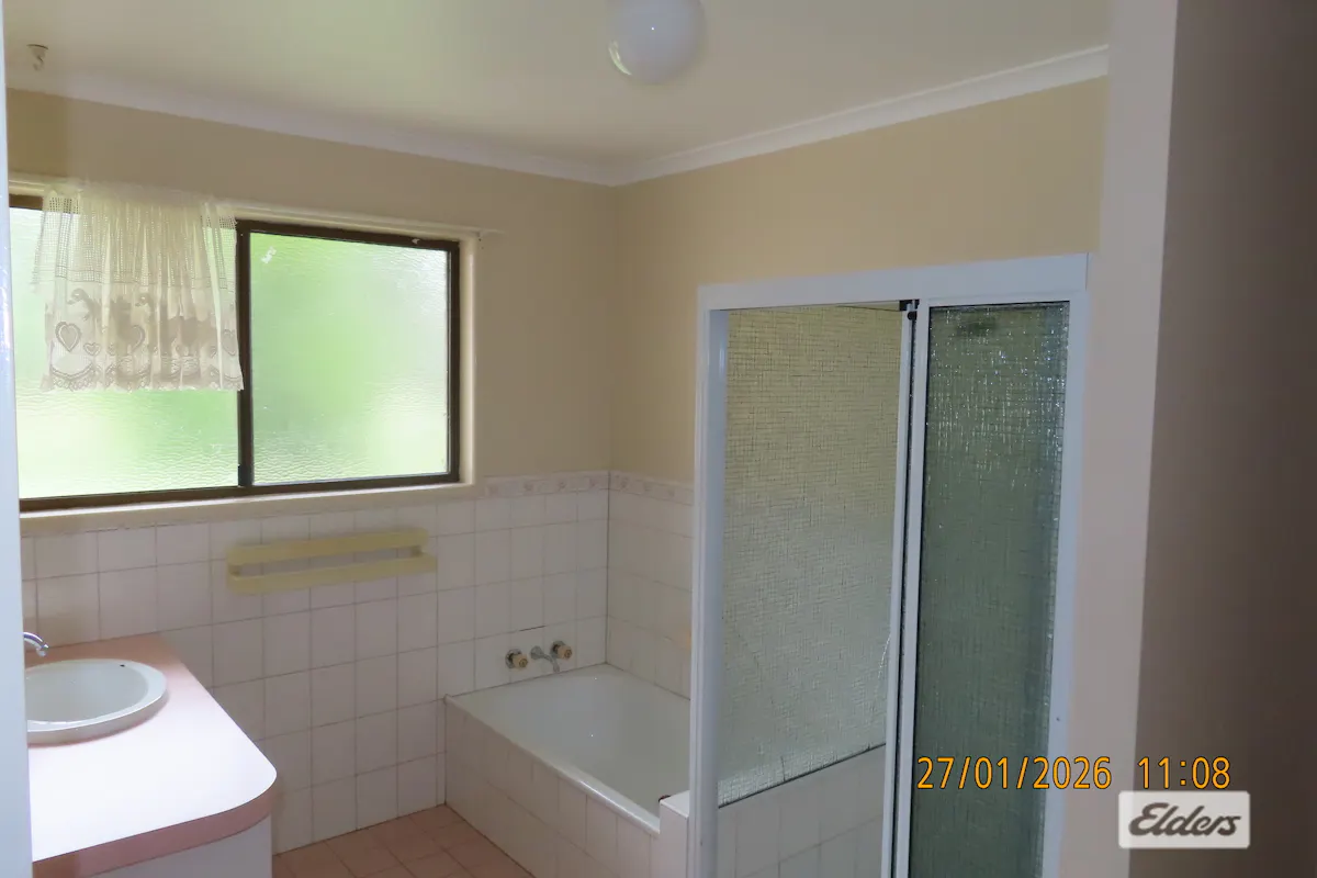 Spacious 3 bedroom home, handy to the Warrego Highway — photo 7 of 11