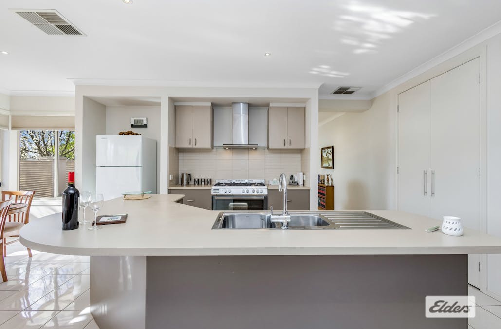 8 Harley Terrace, Strathdale, VIC, 3550 - Image 2