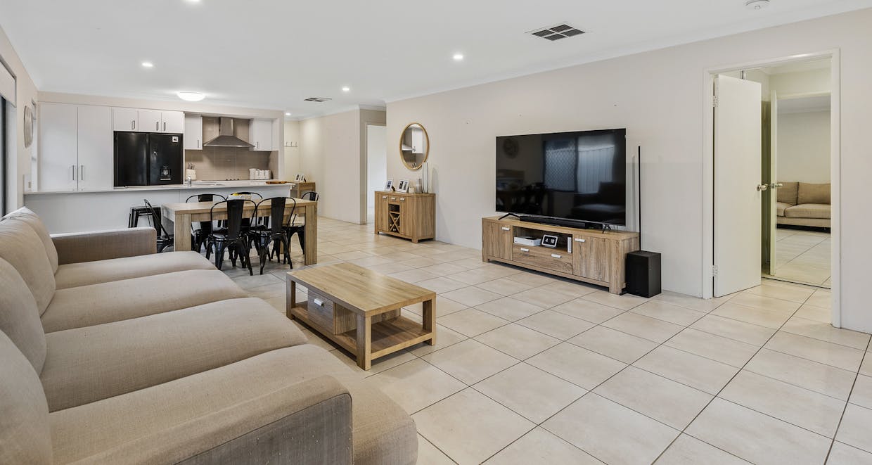 49 Sharperton Meander, Dudley Park, WA, 6210 - Image 7