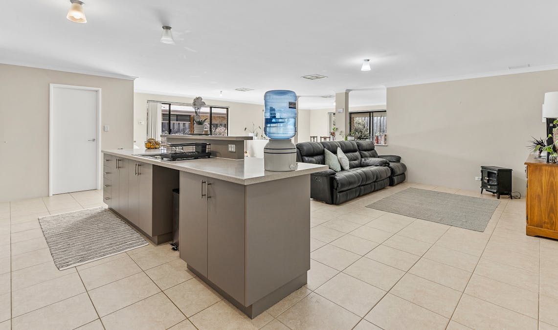 283 Peelwood Parade, Halls Head, WA, 6210 - Image 10