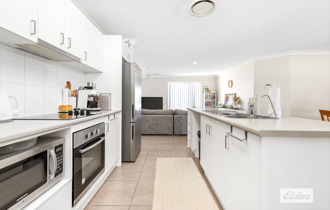 15 Ivers Place, Emerald, QLD, 4720 - Image 2