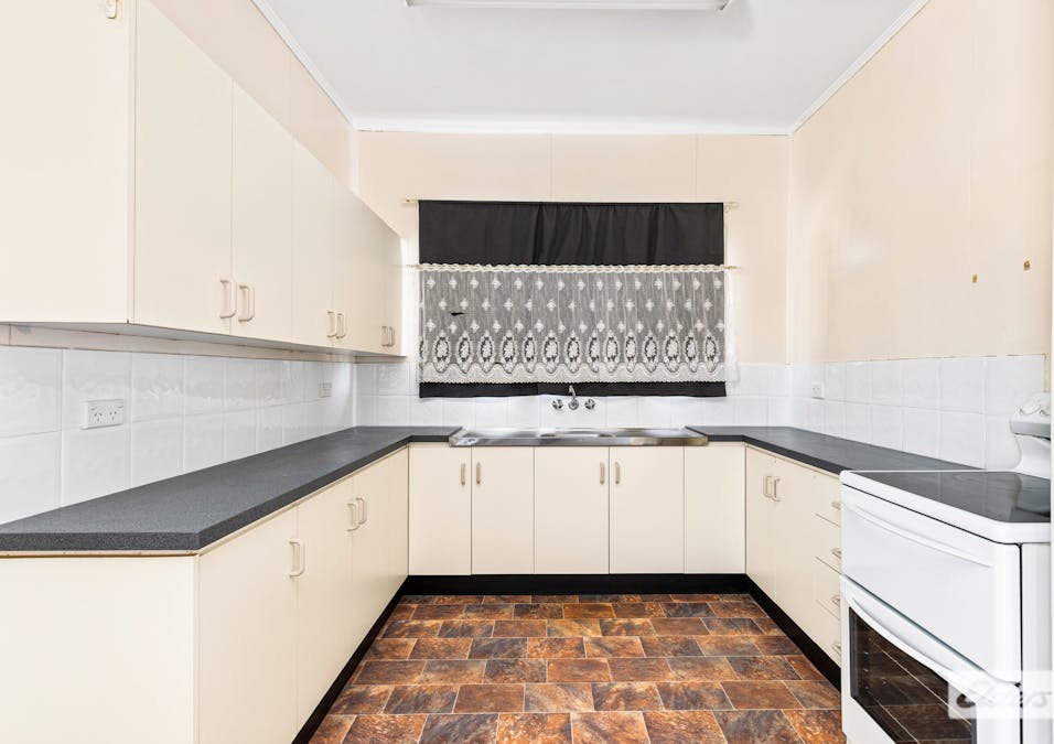 123 Harris Street, Emerald, QLD, 4720 - Image 2