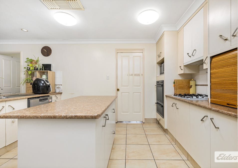 7 Skelton Place, Emerald, QLD, 4720 - Image 4