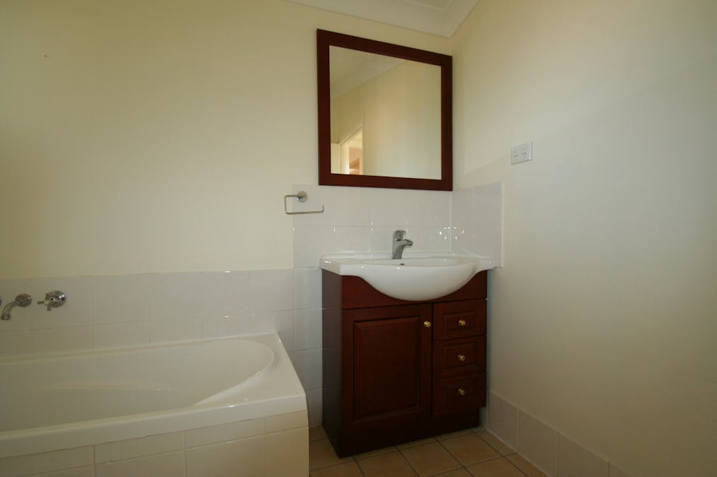 70 Baker Street, Emerald, QLD, 4720 - Image 5