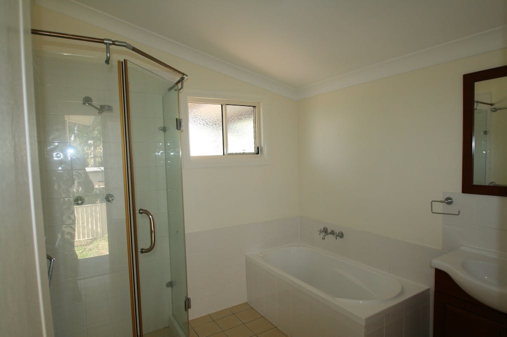 70 Baker Street, Emerald, QLD, 4720 - Image 9