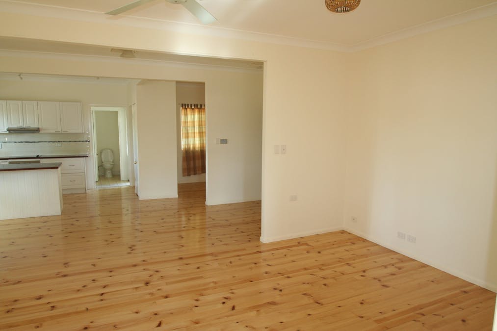 70 Baker Street, Emerald, QLD, 4720 - Image 12