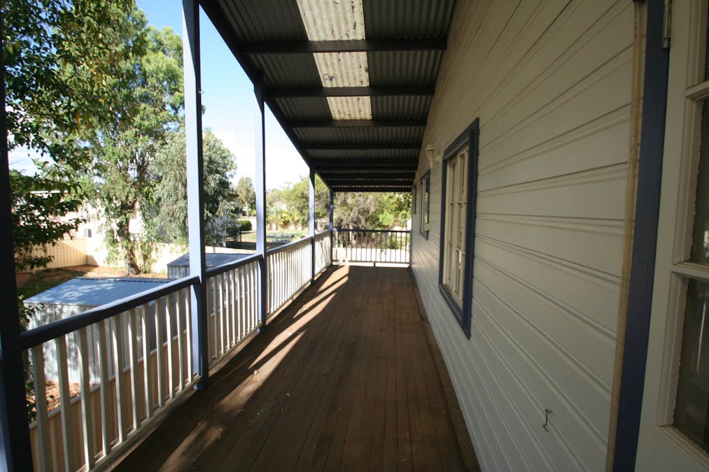 70 Baker Street, Emerald, QLD, 4720 - Image 17