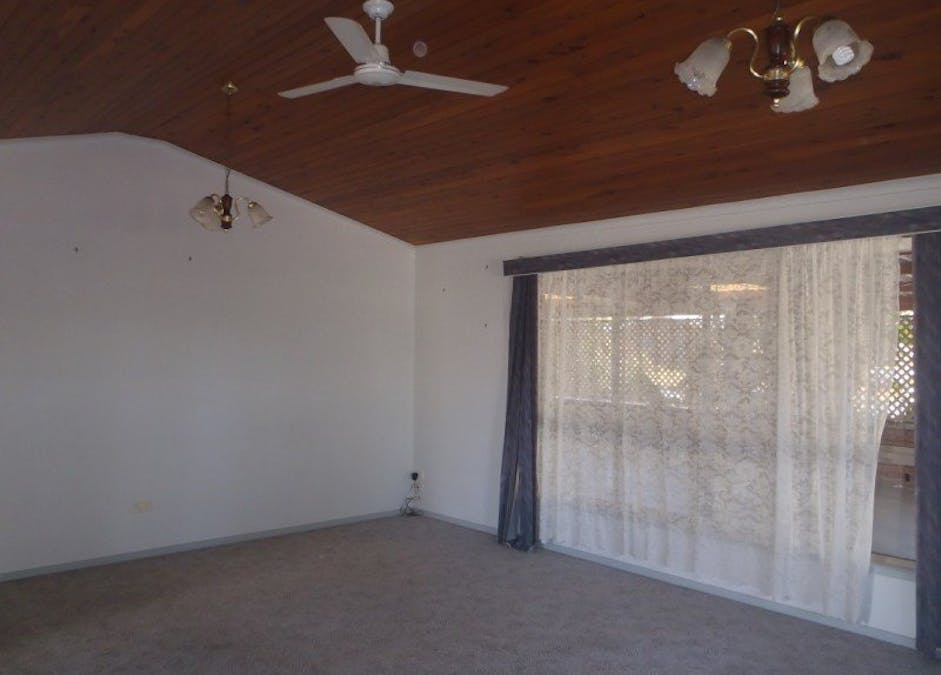 11 Eubar Place, Emerald, QLD, 4720 - Image 5