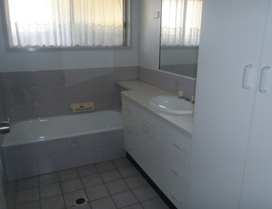 11 Eubar Place, Emerald, QLD, 4720 - Image 6