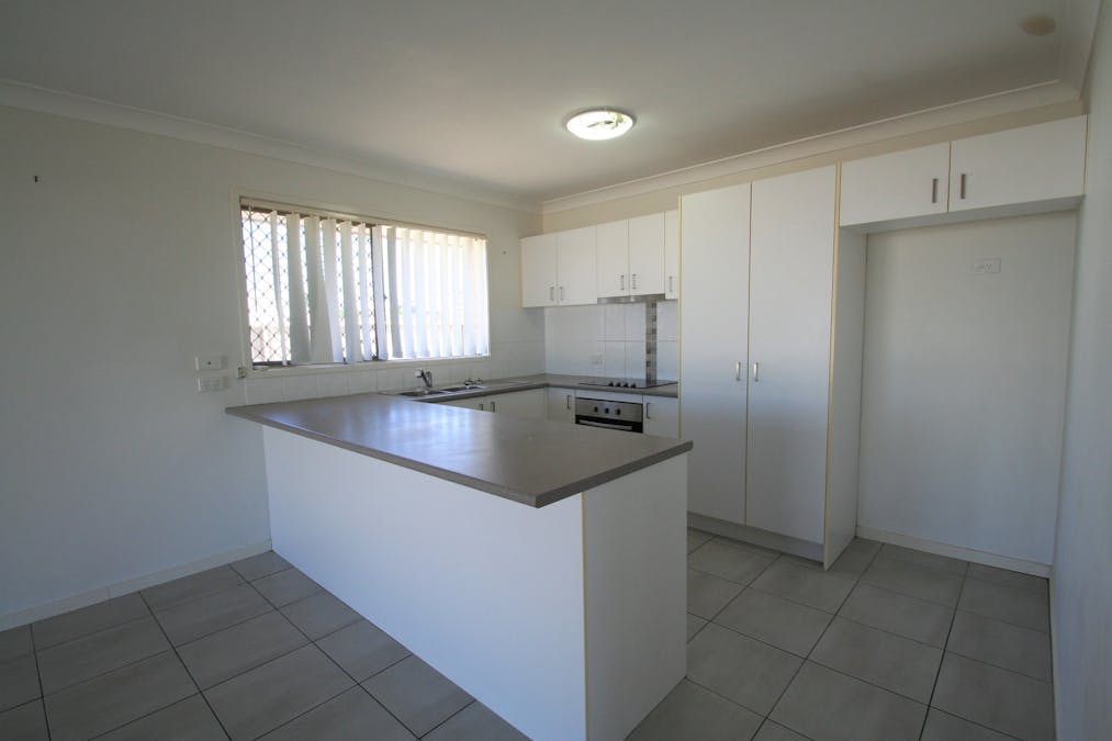 10 Lakeside Drive, Emerald, QLD, 4720 - Image 2