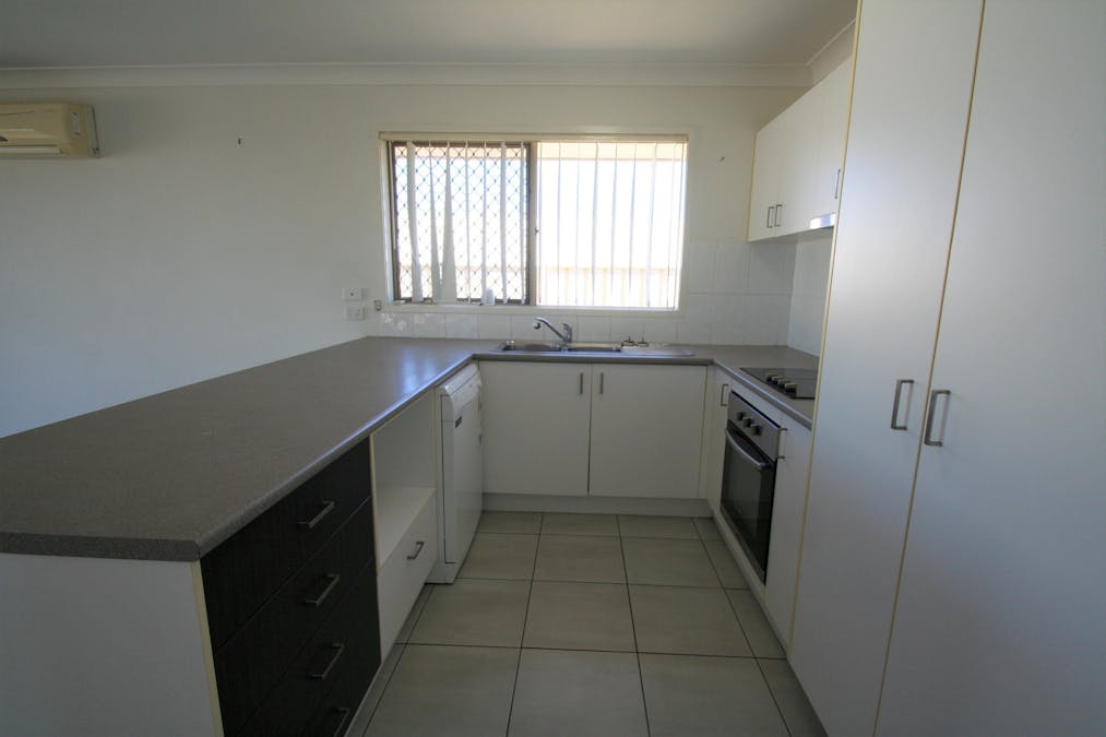 10 Lakeside Drive, Emerald, QLD, 4720 - Image 3