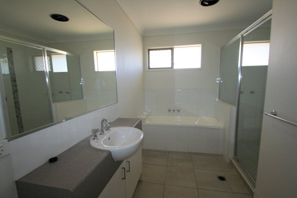 10 Lakeside Drive, Emerald, QLD, 4720 - Image 7